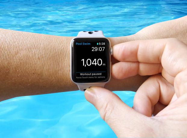 Nospiediet Digital Crown un sānu pogu kopā, lai apturētu Apple Watch peldēšanas treniņu ūdensnecaurlaidīgā režīmā.