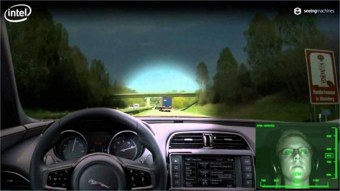 Avstralska družba Seeing Machines je razvila kamere v vozilu, ki lahko sledijo utripajočemu in očesnemu pogledu ter oglasijo opozorilo, če utrujenost odvrača pogled voznika od ceste. Foto: Videti stroje