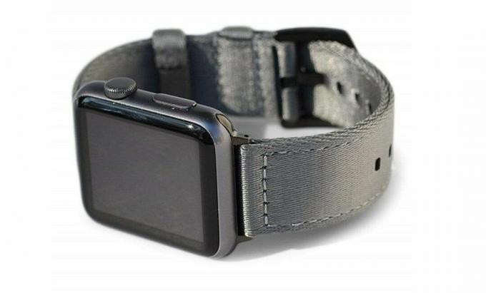 BluShark lentes dāvana: AlphaPremier Apple Watch siksniņa ir izgatavota no mīksta drošības jostas pinuma.
