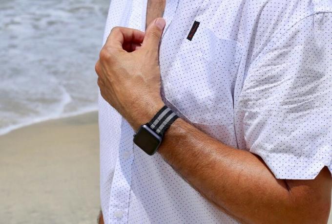 Για χτένισμα παραλίας, προπόνηση, εργάσιμη μέρα, ζεστό ραντεβού -- Τα νάιλον λουράκια Apple Watch της Carterjett ταιριάζουν παντού.