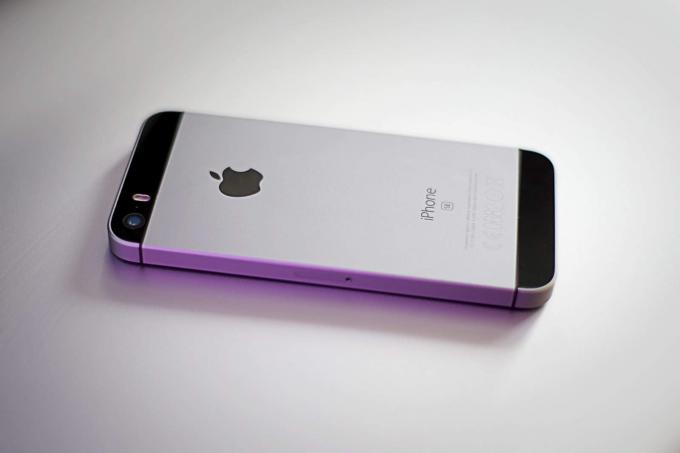 Το iPhone SE απέδειξε ότι κάθε smartphone δεν χρειάζεται να είναι γιγαντιαίο.