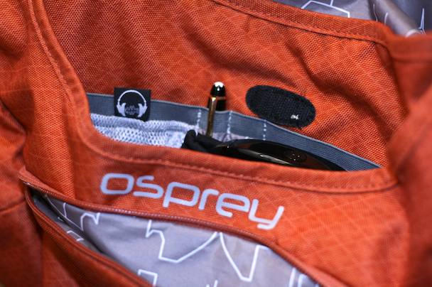 O bolso pega-tudo tem slots para canetas e pequenos dispositivos, enquanto um bolso de esconderijo com zíper contém as coisas pequenas.