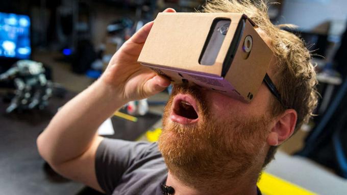 Experiențele de realitate virtuală pot fi trăite cu smartphone-ul și vizualizatorul de carton.