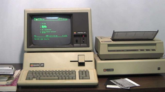 Šis „Apple III Plus“ vis dar veikia praėjus devintajam dešimtmečiui, planuojant jogos užsiėmimus dvasinio rekolekcijų centre.