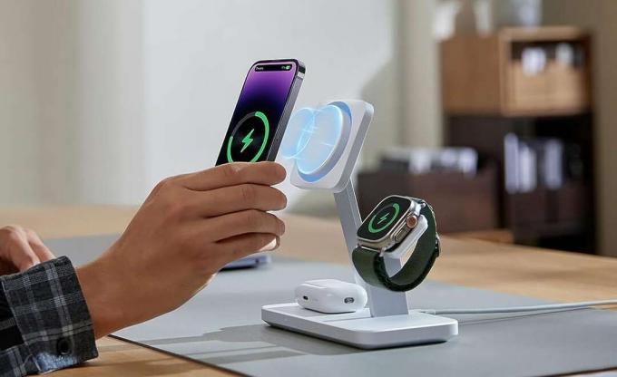 A 3 az 1-ben vezeték nélküli töltő feltölti a MagSafe iPhone-okat, az Apple Watch-ot és az AirPod-okat.