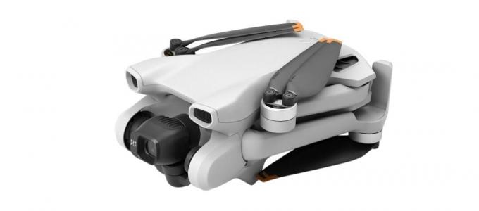 DJI Mini 3 dronas sulankstomas, kad būtų patogu laikyti ir keliauti. 
