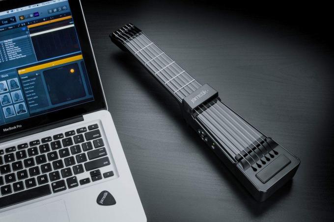 नवीनतम जामस्टिक स्मार्ट गिटार में चुंबकीय पिकअप और ब्लूटूथ तकनीक है।