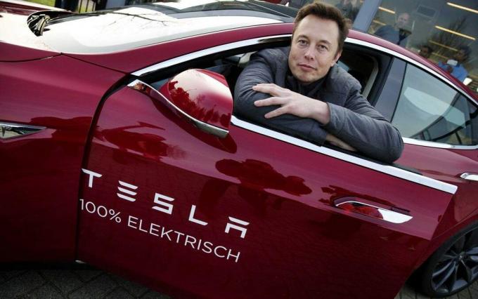 Der Milliardär und Gründer von Tesla, Elon Musk, hat Apple-Ingenieure aggressiv abgeworben.