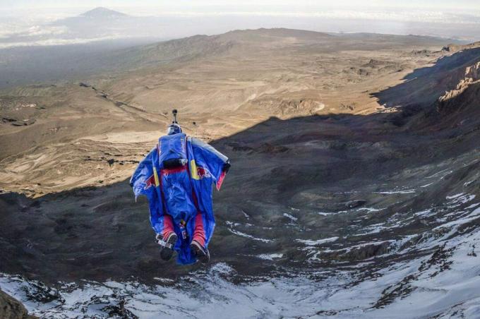 De Russische BASE-springer Valery Rozov laat zijn team achter na een recente wingsuitvlucht vanaf de Kilimanjaro in Afrika. Foto: Thomas Senf / Red Bull-inhoudspool