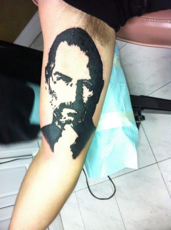 iDan може би е един от първите, които са си направили татуировка за работа. Това беше подписано шест месеца преди отминаването на Джобс.