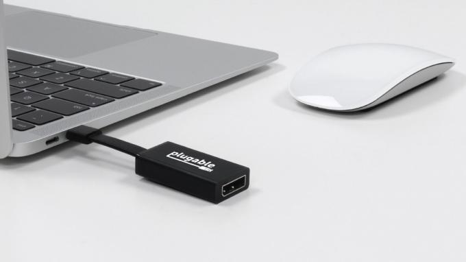 Adaptador USB-C plugável para monitores HDMI.