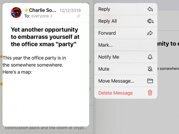Pe iPad, utilizați meniul contextual pentru a marca e-mailul ca spam.