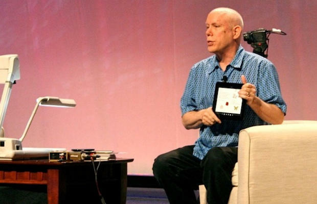 Ohjelmointilegenda Bill Atkinson esittelee makettia PhotoCard -sovelluksestaan ​​Macworldissa nukke -iPadilla, jonka hän teki hänelle. Kuva: Leander Kahney.