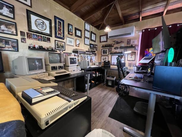 Tässä näkyvät vintage-tietokoneet muodostavat vain osan Dalzellin kokoelmasta.