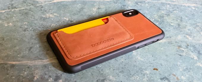 Iskunkestävä Dodocase -korttikotelo lisää suojaa iPhonen sivuille ja takaosalle.