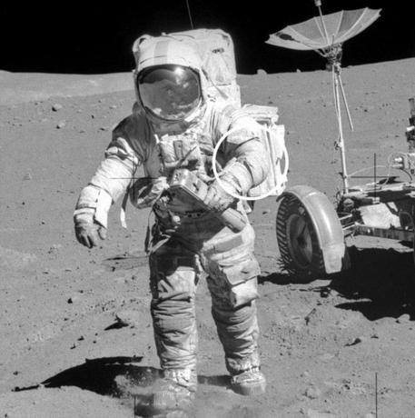 David Scott, az Apollo 15 űrhajósa a Bulova órát viseli harmadik holdasétája során.