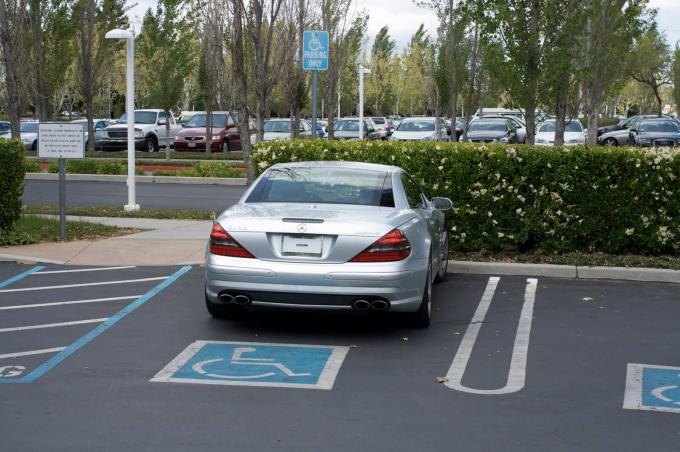 जॉब्स नियमित रूप से अपनी मर्सिडीज को Apple के परिसर में एक विकलांग स्थान पर पार्क करते थे