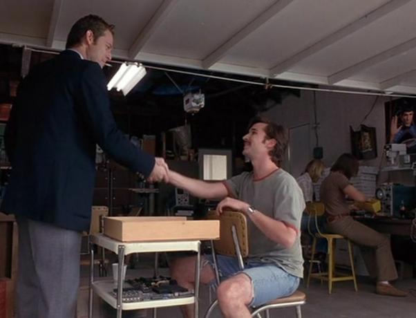 Steve'as Jobsas susitinka su Mike'u Markkula Silicio slėnio piratuose.