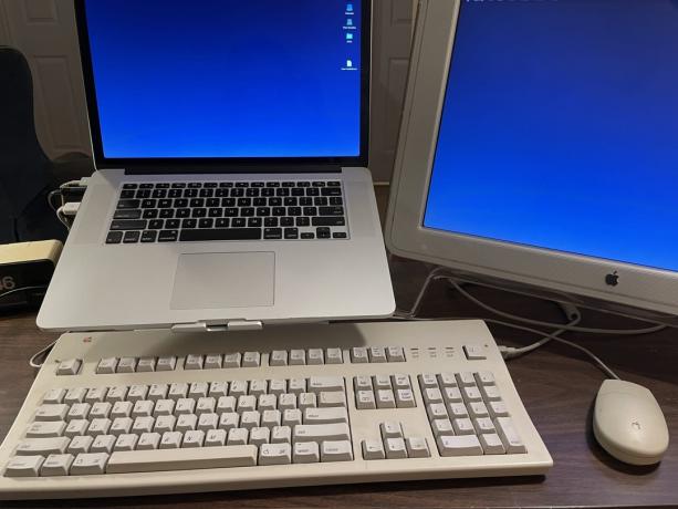 ภาพระยะใกล้ของ Apple Extended Keyboard II ใกล้เคียงที่สุดเท่าที่จะทำได้ในขณะที่ประกอบสิ่งทั้งหมดเข้ากับเฟรม