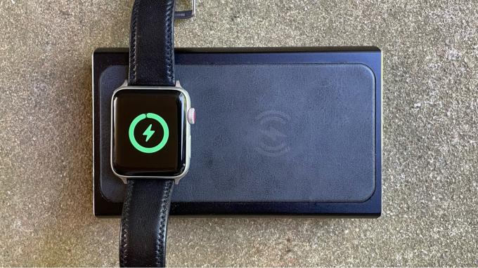 Intelli ScoutPro má nabíjecí cívky pro Apple Watch nebo zařízení srovnatelné s Qi. Včetně iPhonu.