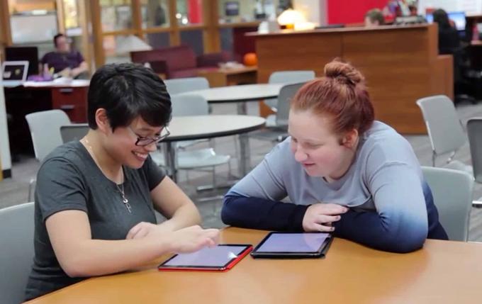 मैरीविल विश्वविद्यालय के छात्र आईपैड का उपयोग करते हैं