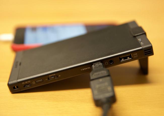 Входове и контроли на проектора Sony MP-CL1 Pico. Пико проекторът поддържа безжична връзка, но Mac и iOS устройствата ще се нуждаят от HDMI кабел и адаптер