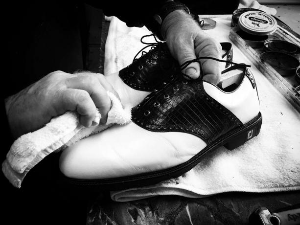 डफी वाल्फोर्फ के जूते नक्षत्र सीनियर प्लेयर्स चैंपियनशिप के दूसरे दौर के बाद लॉकर रूम में साफ किए जाते हैं।