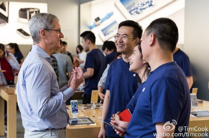 Тім Кук зустрічається з працівниками Apple Store у Китаї.