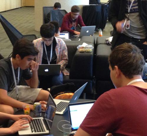 Chung, druhý zľava, s ďalšími mladými vývojármi pozvanými na WWDC.