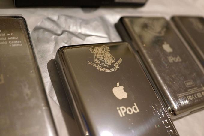 Harry Potter iPod sisältää äänikirjat ja kaiverretun Tylypahkan harjan.