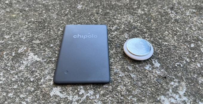 चिपोलो कार्ड स्पॉट Apple AirTag की तुलना में बहुत पतला है