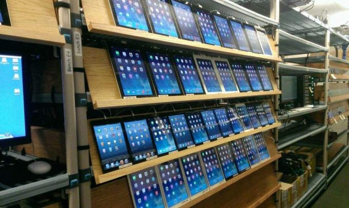 Όλα τα iPads που χρησιμοποιεί η Microsoft για να δοκιμάσει το Office.