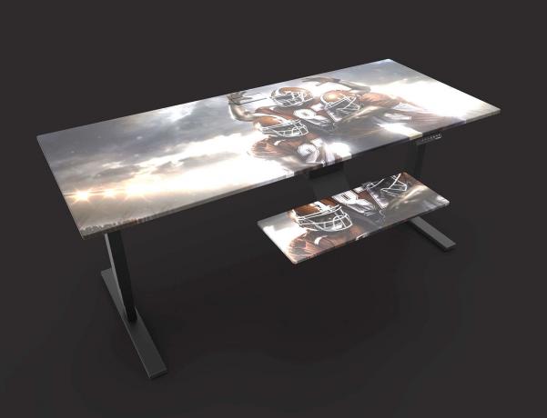 Houd je favoriete team in gedachten terwijl je werkt met deze op maat gemaakte Deskshield op het Evodesk sta-bureau.