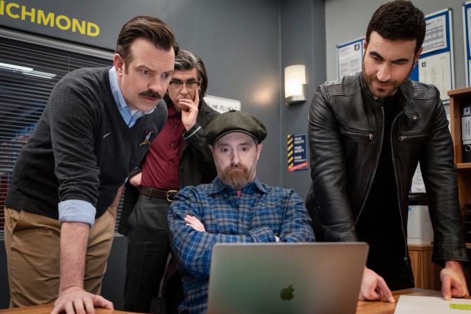 Jason Sudeikis, James Lance, Brendan Hunt a Brett Goldstein vo filme Ted Lasso, ktorý sa teraz streamuje na Apple TV+.