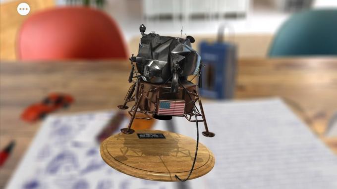 Tinker virtuaalisten esineiden kanssa " Kaikki ihmiskunta: Time Capsule" lisätyssä suhteellisessa sovelluksessa.