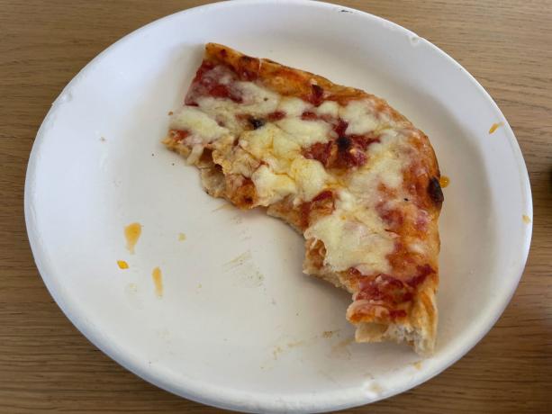 Velký čtvercový plátek pizzy Romana quattro, na obrázku zde částečně zkonzumovaný. Kůrka byla tenká a křupavá, omáčka byla jen trochu sladká a sýr byl mazlavý a roztavený. Přestože mám zaujatost vůči italskému jídlu ze západního pobřeží, musím uznat vysokou kvalitu této pizzy v americkém stylu.