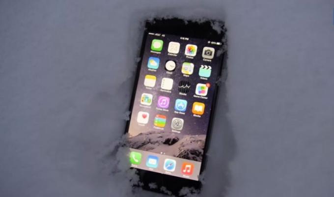 Kyllä, iPhone 6 kestää hengissä yön lumessa. Kuvakaappaus: Macin kultti