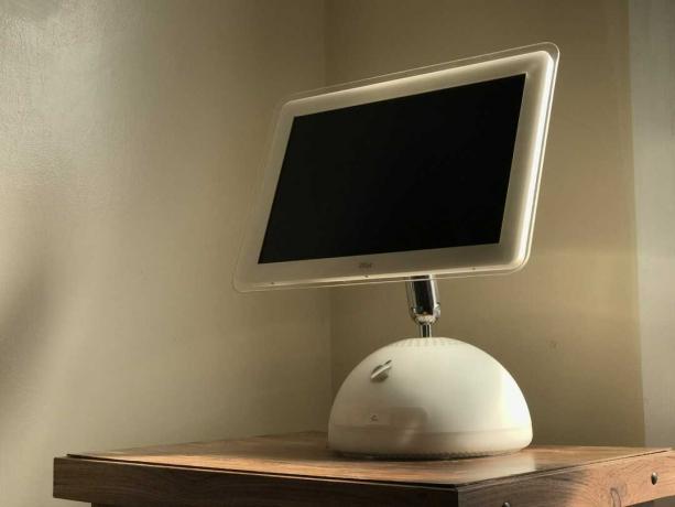 iMac G4, un design unic, aduce prețuri mari online. L-am cumpărat pe al meu cu 75 de dolari de la un magazin second-hand.