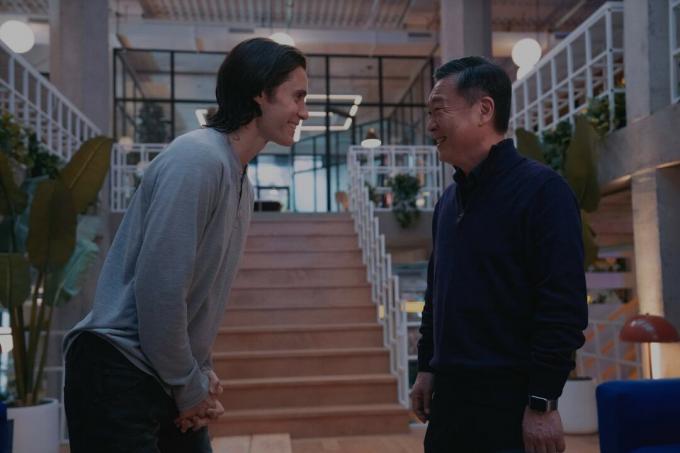 WeCrashed 요약: 한국 배우 김의성(오른쪽)이 억만장자 기술 기업가 손 마사요시로 환영받는 모습을 보입니다.