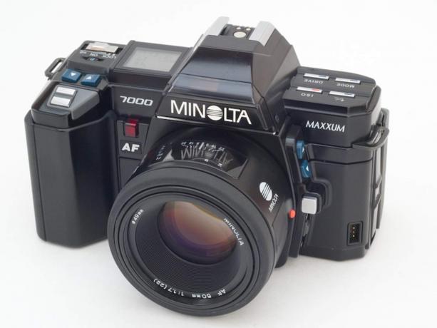 نقلت Leica ما تعلمته حول التركيز التلقائي إلى Minolta ، والتي صنعت أول كاميرا تركيز تلقائي ناجحة تجاريًا في عام 1985 باستخدام Minolta 7000.