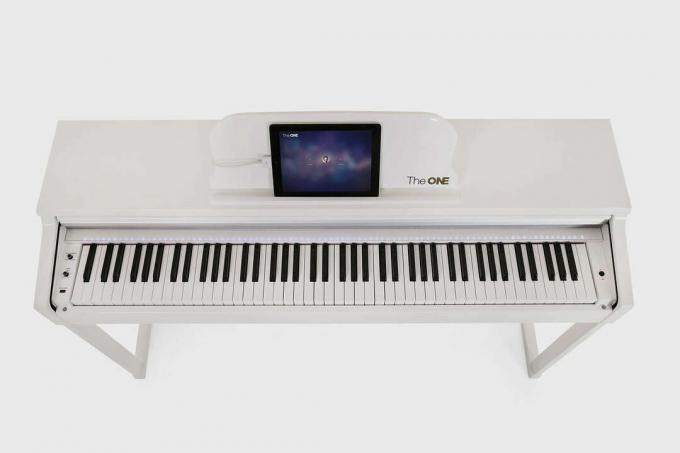 يأتي البيانو الذكي أيضًا باللون الأبيض الكلاسيكي وتوفر الشركة أيضًا لوحة مفاتيح محمولة.