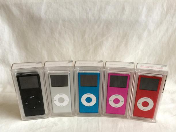 Druhá generácia iPodu Nano vo všetkých jeho farbách.