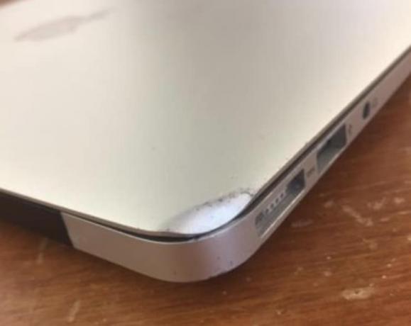 MacBook Air kohtuullisessa kunnossa