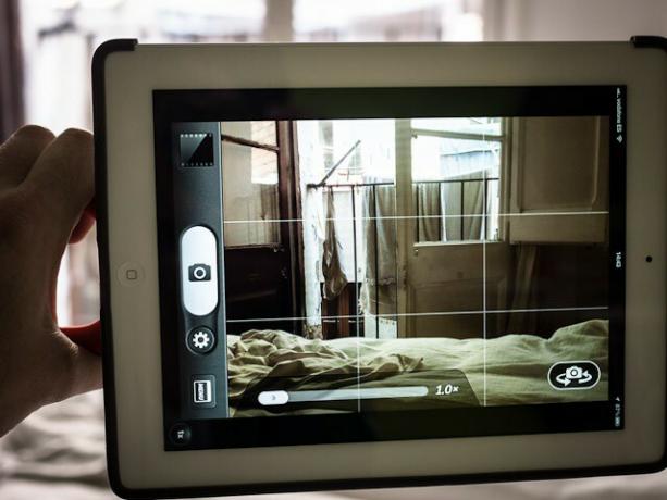 Speck'in Handyshell kılıfı, iPad için hızlı bir şekilde her yere götürülebilen bir kamera kılıfına dönüştürülebilir. Fotoğraf Charlie Kuzukulağı (CC BY-NC-SA 3.0)