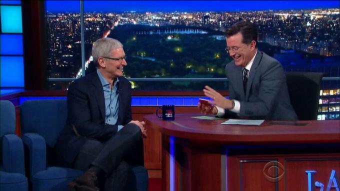 Stephen Colbert, desno, s telefoni iPhone 6s v roki, se šali z direktorjem Applea Timom Cookom.