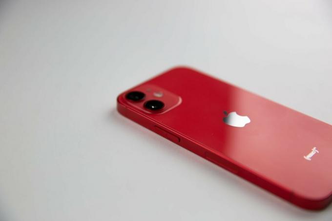 Благодарение на софтуерна корекция, iPhone 12 може да остане на пазара във Франция.