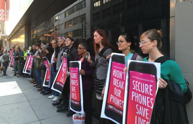 Protestatarii din San Francisco se aliniază cu semne pro-confidențialitate în afara centrului Apple Store.