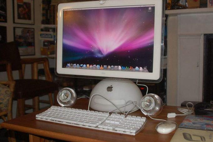 Apple का 20-इंच iMac G4 अपनी सारी महिमा में।