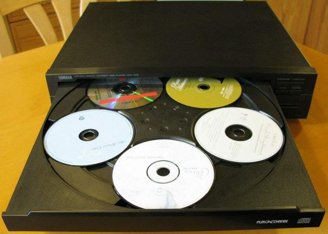 Ein Yamaha CD-555 mit angehaltenem CD-Karussell. Foto: Leo-setä/Flickr