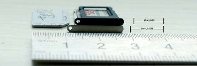 Tai yra „nano-SIM“ dėklas, kurį nešios „iPhone 5“.
